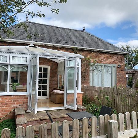 The Little Coach House In Wales 호텔 뉴타운 외부 사진